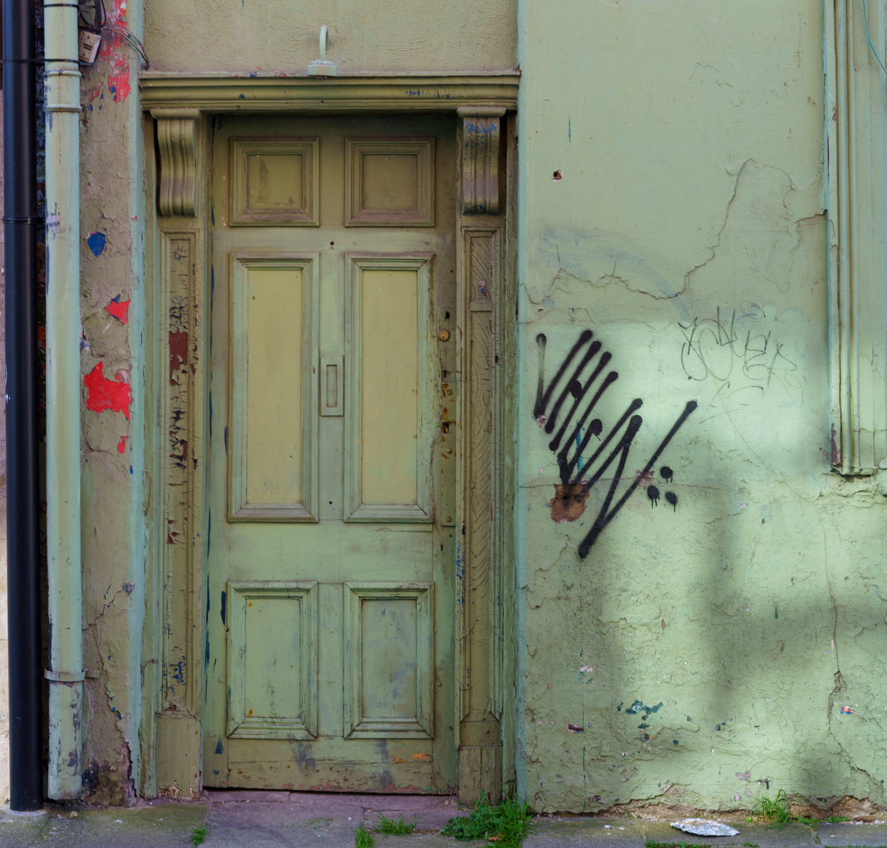 PHOTOGRAPHED BECAUSE I LIKE THE COLOURS A DERELICT - EAST ARRAN STREET